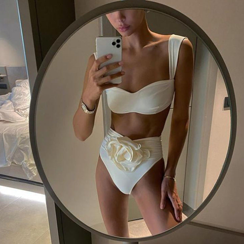 Femme Højskåret Floral Bikini Sæt med Foldet Blomster Detalje Stilla