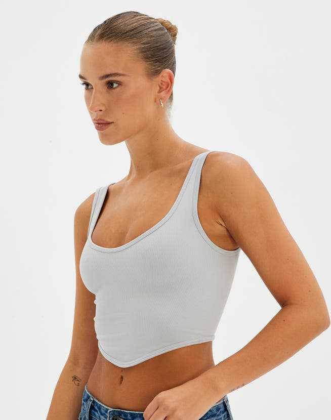 Dame crop top med fin ribstruktur og dyb rund halsudskæring Skovae