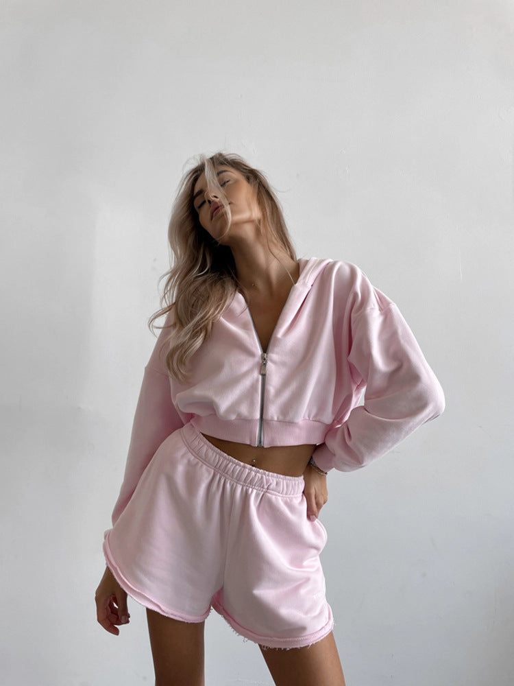 Kvinders cropped hoodie og korte shorts i casual design Skovae