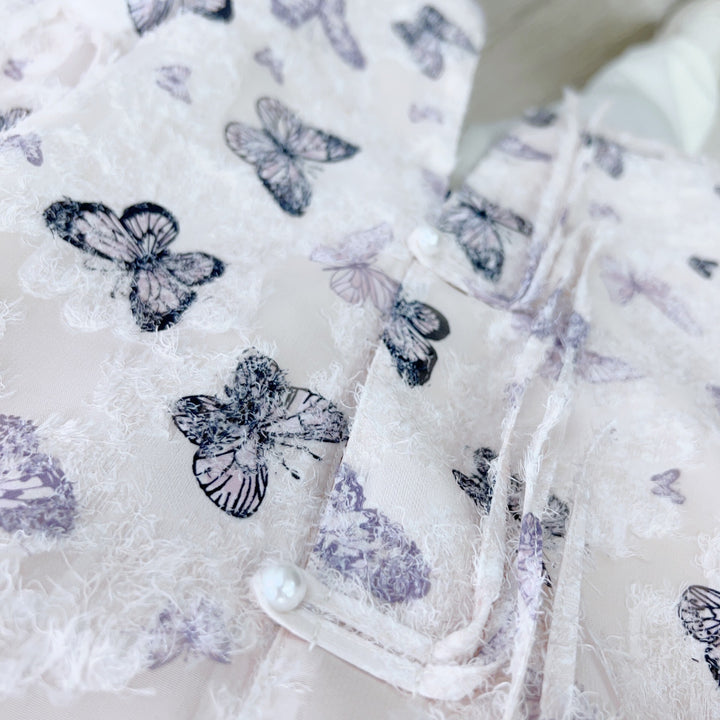 Dame Transparent Bluse med filigranmønster af sommerfugle og elegante perledetaljer Stilla
