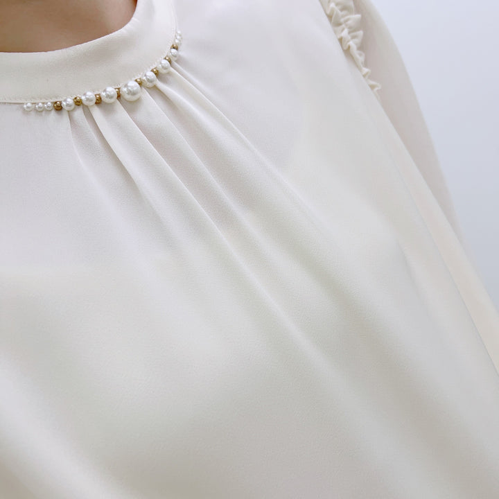 Dame elegant bluse med rynkedetaljer og perlesmykker Stilla