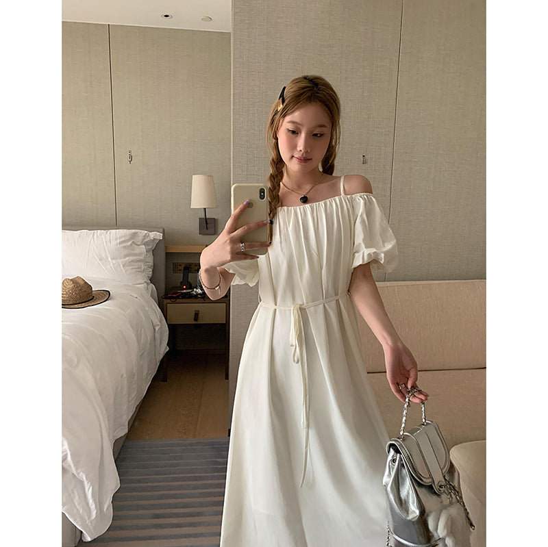 Dame luftig maxikjole med off-shoulder design og moderne volants detaljer Stilla