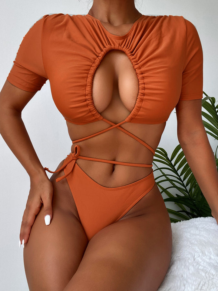 Dame To-delt Badedragt med innovativ cut-out og elegante snore Stilla