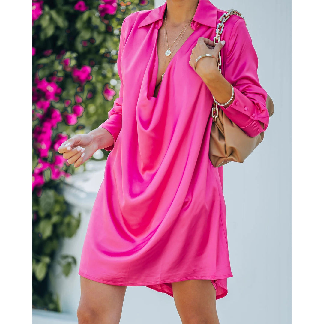 Dame indhyllet kjole med dyb V-hals og elegant drapering Stiila