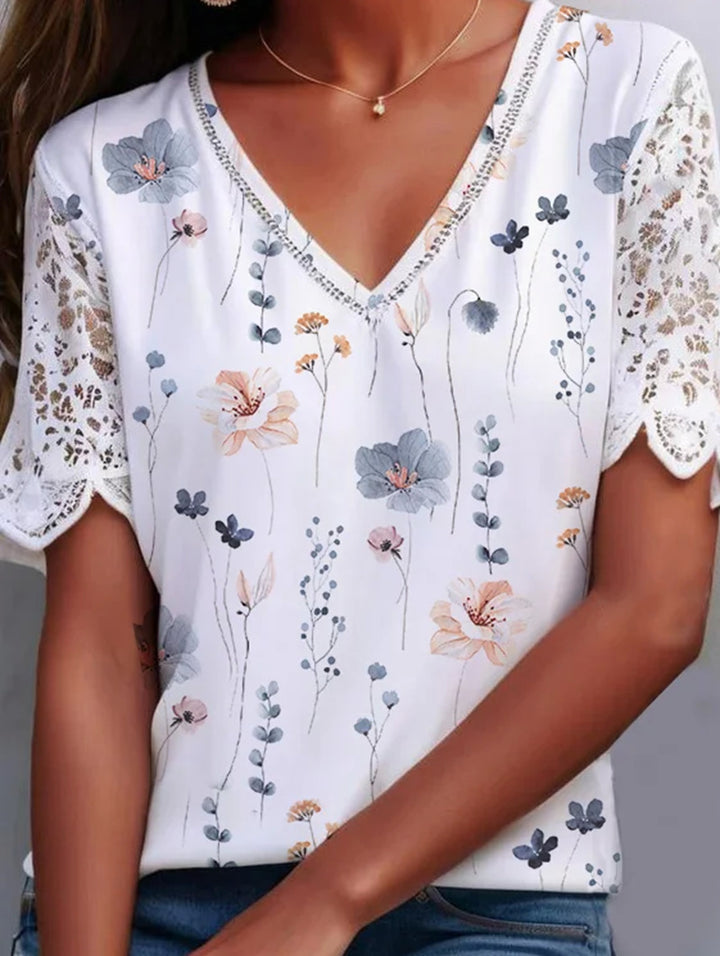 Damebluse med blomster-spidselement og elegant V-udskæring Stilla