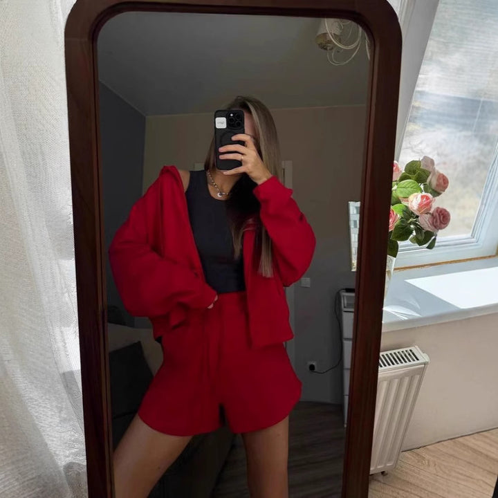 Dame afslappet hættebluse med korte shorts og bindebælte Stilla