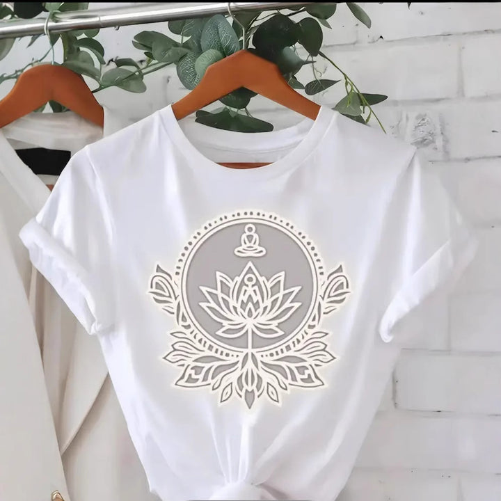 Dame T-shirt med kunstnerisk lotuselement og inspirerende meditationsprint Stilla