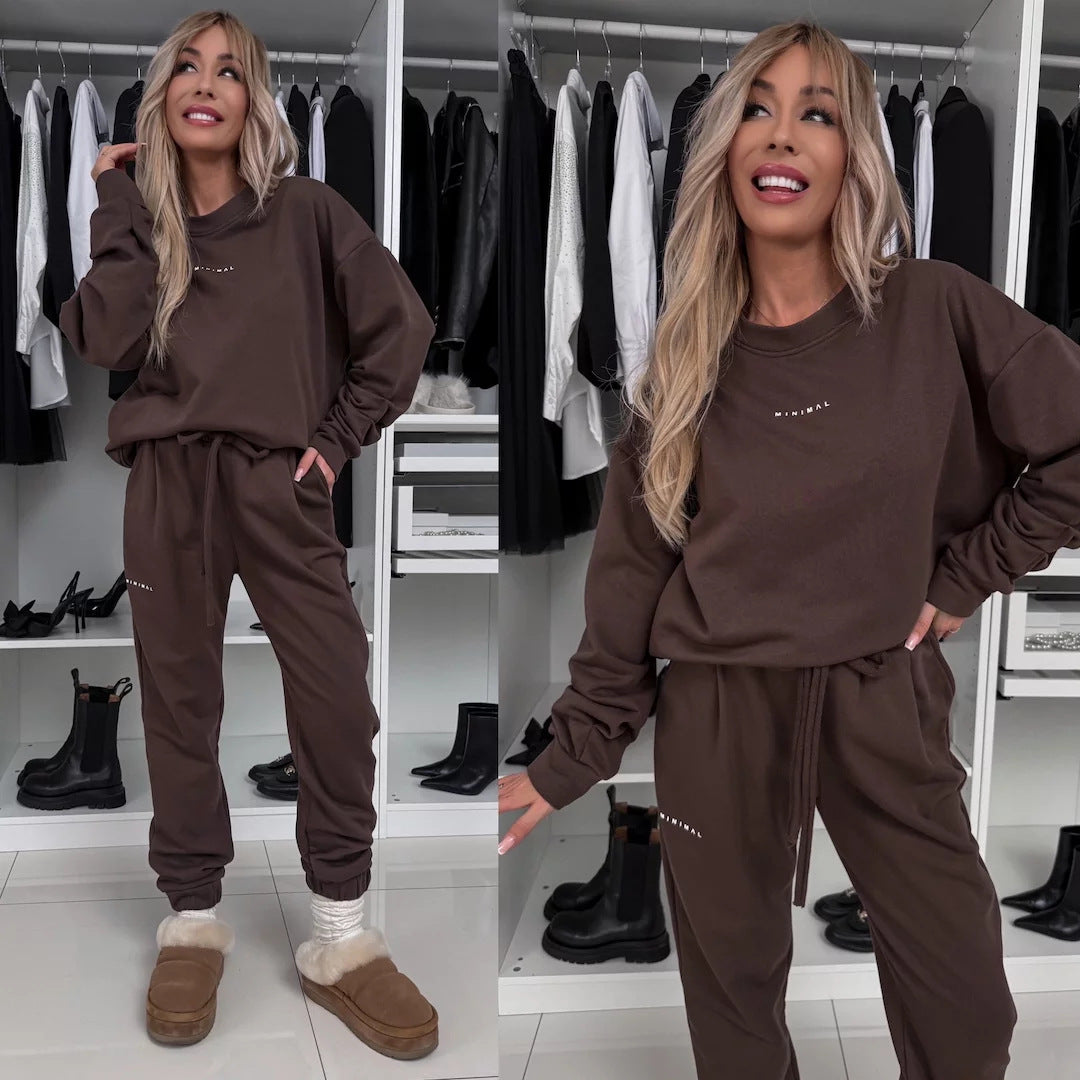 Kvindernes afslappede loungewear sæt med behagelig sweatshirt og hyggelige joggers Skovae