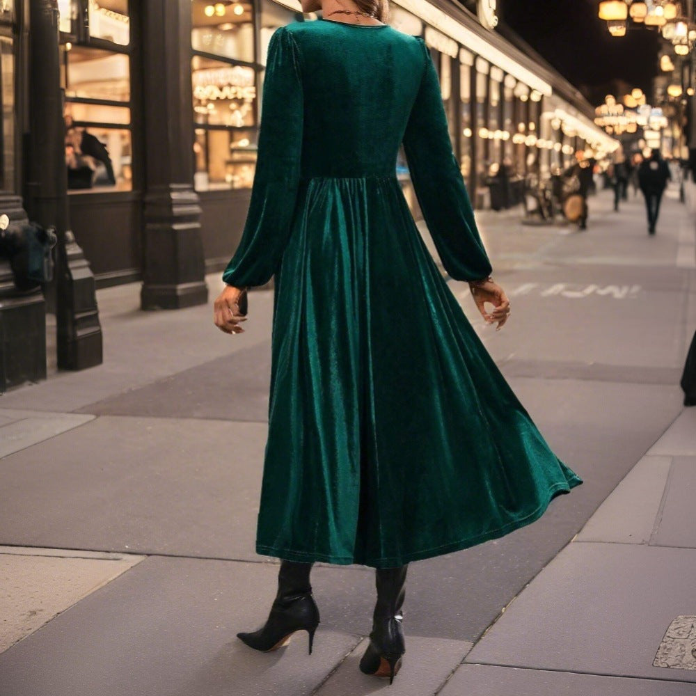 Kvinders velour midi kjole med elegant omslag design og dyb V-hals Stilla