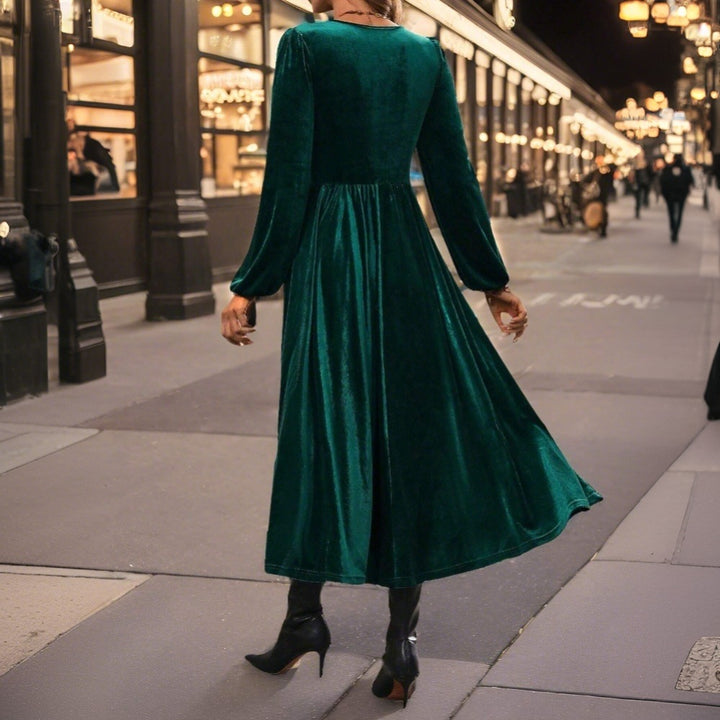 Kvinders velour midi kjole med elegant omslag design og dyb V-hals Stilla