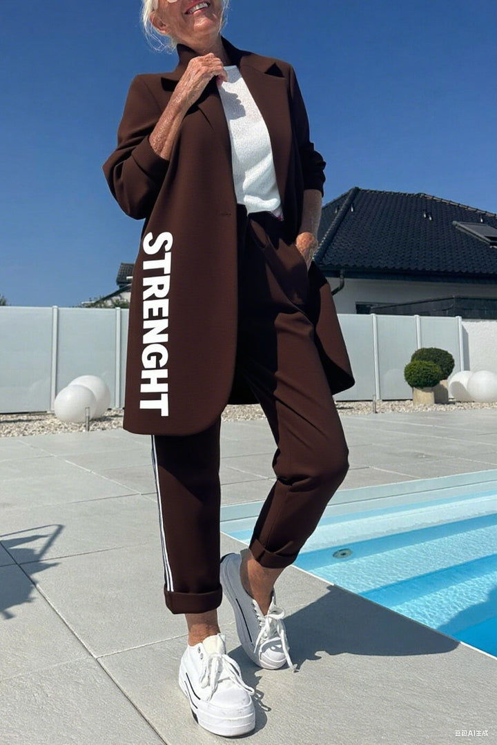 Kvinders afslappede trenchcoat med fashionable striber og stilfuld skrift Stilla
