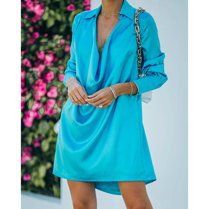 Dame indhyllet kjole med dyb V-hals og elegant drapering Stiila