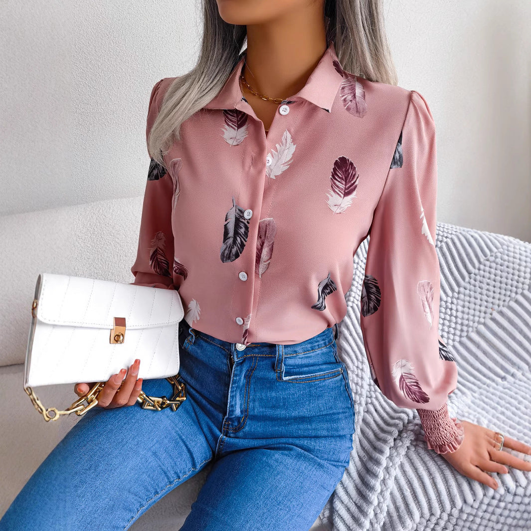 Damebluse med blomsterfjerdesign Stilla