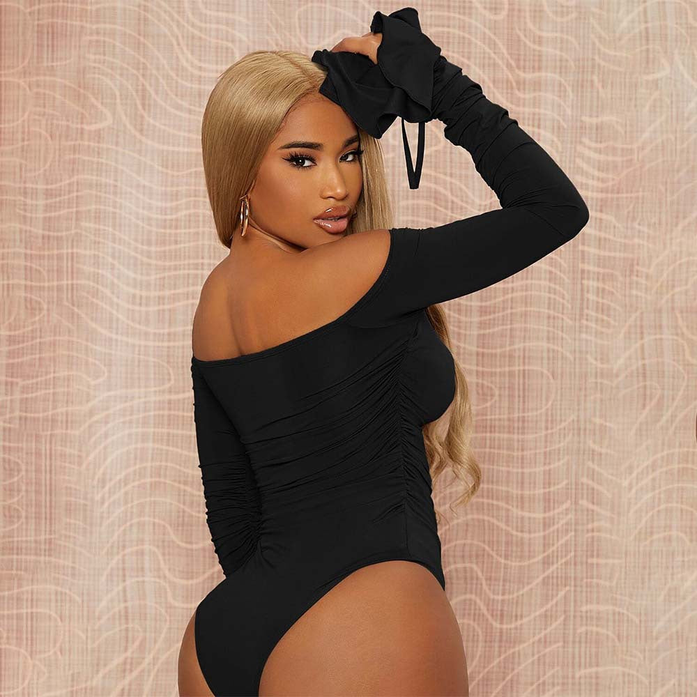 Kvindernes elegante off-shoulder bodysuit med volang detaljer og lange ærmer Stilla