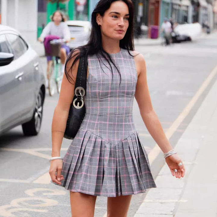 Dame trendy ternet kjole med udsvingende skirt og ærmeløs design Stilla