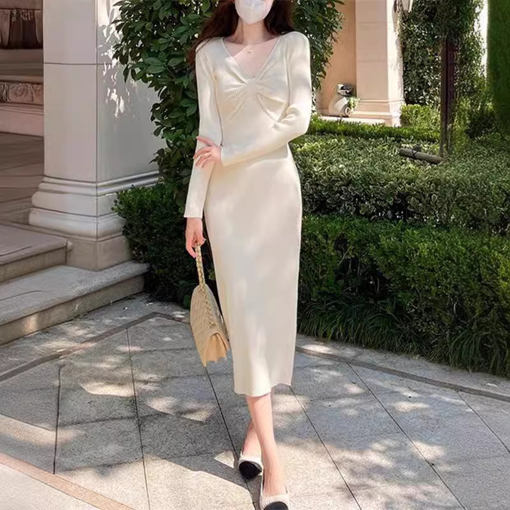 Femme ribstrik midi kjole med elegant udskæring Stilla