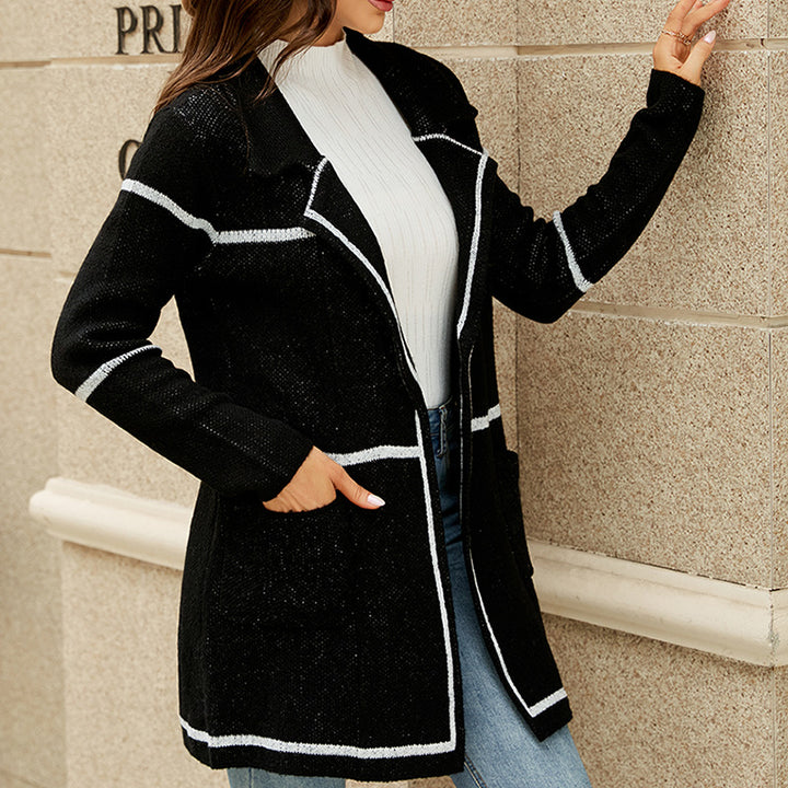 Dame Lange Strikjakke i elegant Blazer-stil med Kontrastsyninger Stilla
