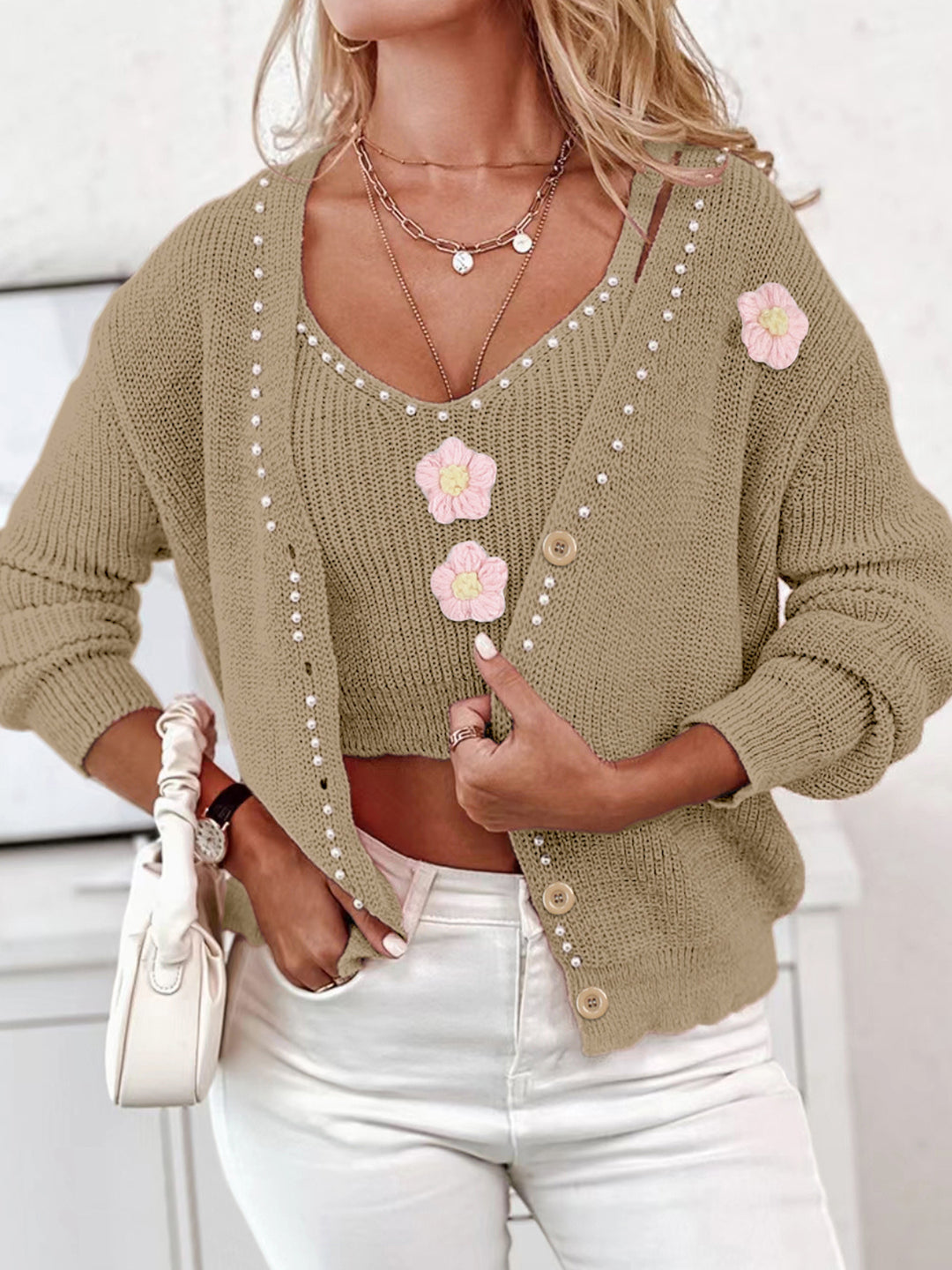 Dame moderigtig strikcardigan med florale applikationer og perle detaljer Stilla