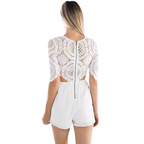 Kvindernes jumpsuit med udsnit og elegante blondeærmer