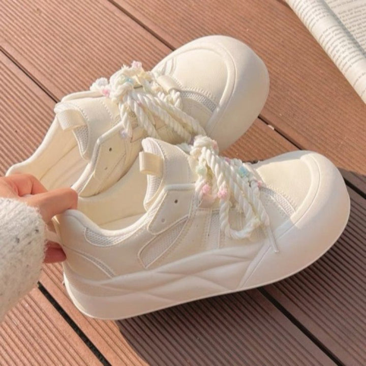 Dame Sneaker med dekorativt snøresystem og åndbart mesh-overdel Stilla