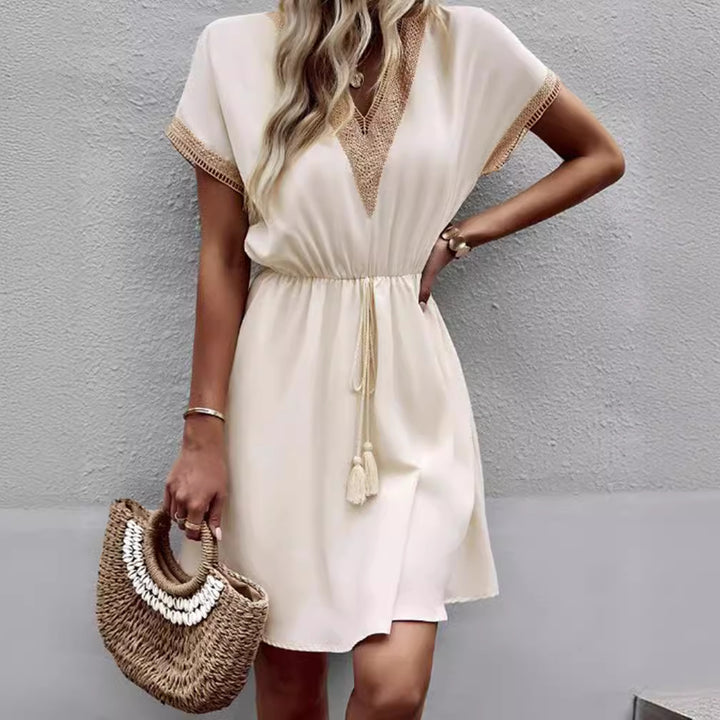 Dame sommerkjole i boho-stil med smocket talje og elegante hækledesigner Stilla