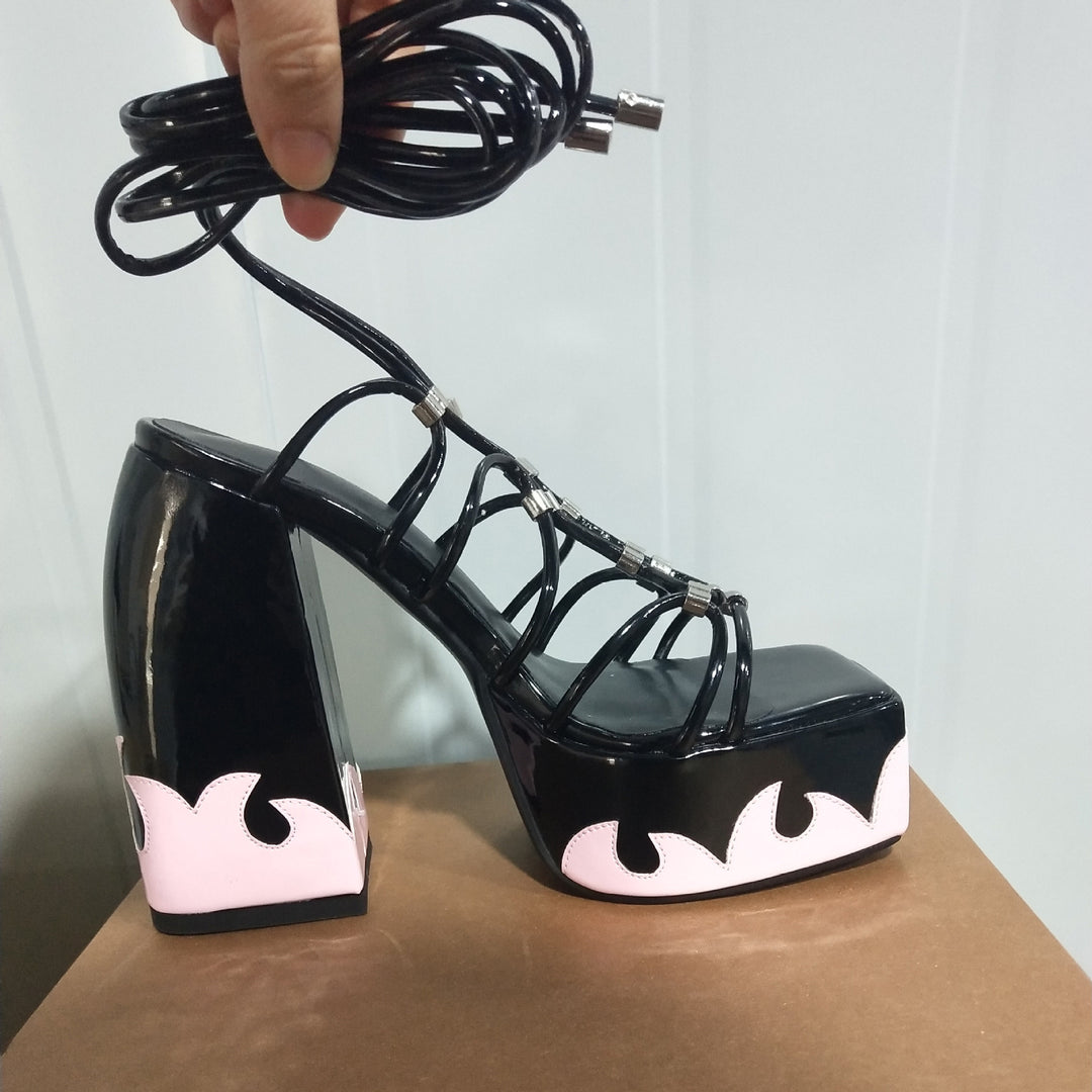 Femme Chunky Heel Platform Sandaler med unikt flamme design Stilla