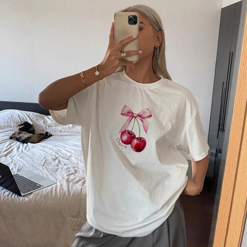 Dame T-shirt med frugtagtig kirsebærmotiv og legende sløjfedetalje Skovae