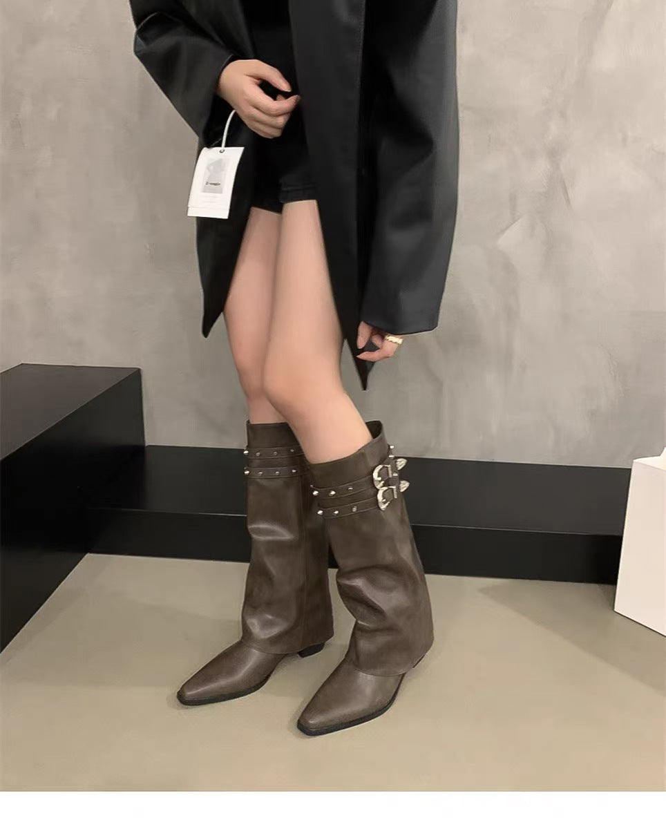 Femme Chic spidse moderigtige støvler med dekorative spænder Stilla
