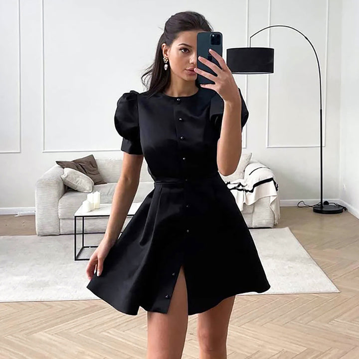 Dame Minikjole med voluminøse puffærmer og elegant knapdesign Stilla