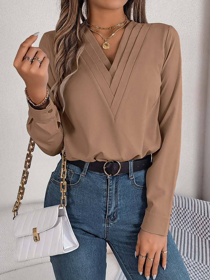 Damebluse med V-hals og elegante folder Stilla