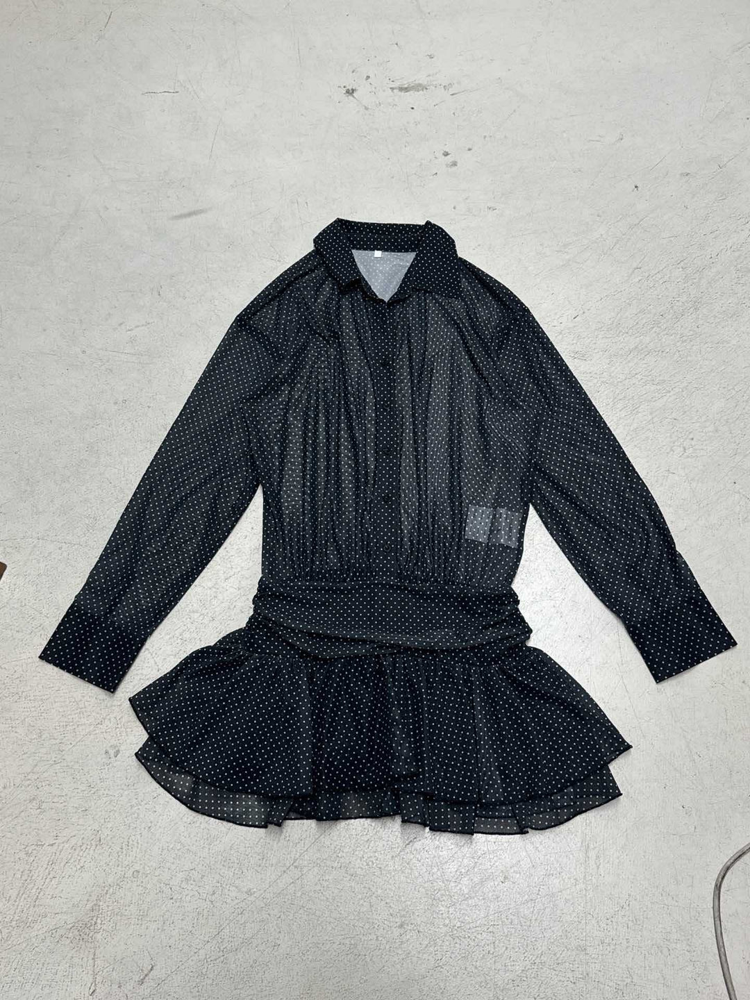 Dame polka-dot kjole med voluminøse ruffle-detaljer og gennemsigtige ærmer Skovae