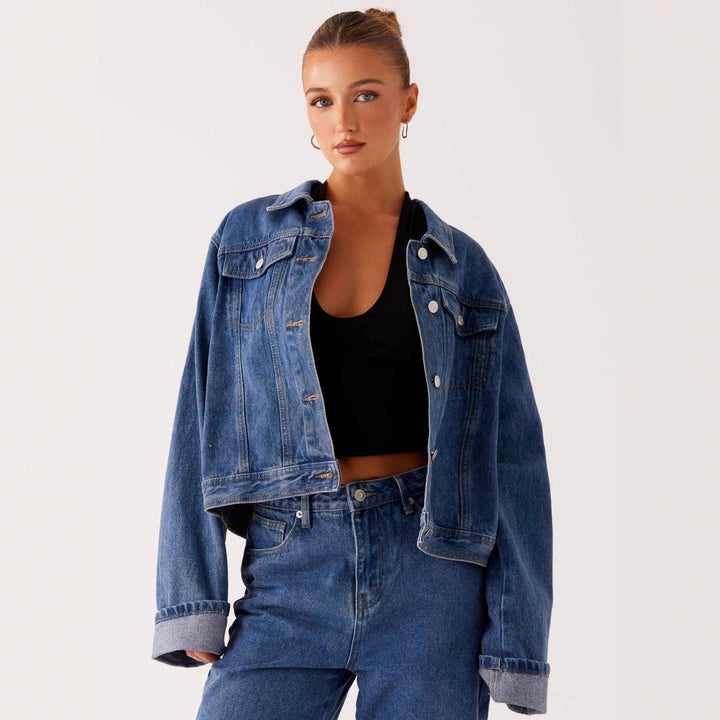 Dame trendy denimjakke i afslappet snit med påsyede lommer og knapdetaljer Skovae