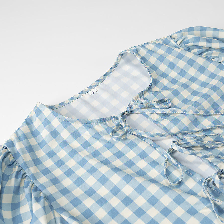 Damebluse med flæsedetaljer og bånd Stilla