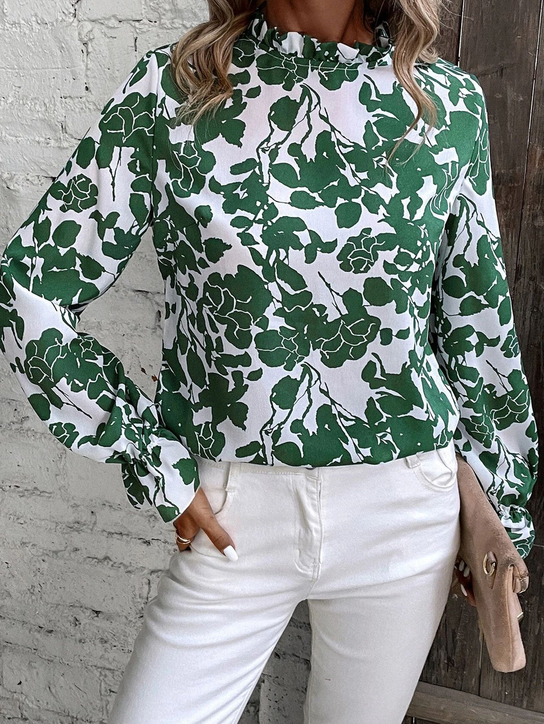 Damebluse med blomstret design og flæsedetaljer Stilla