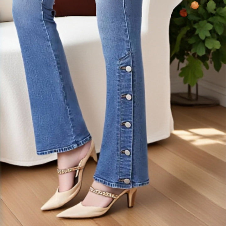 Dame Bootcut Jeans med dekorative knapdetaljer Skovae