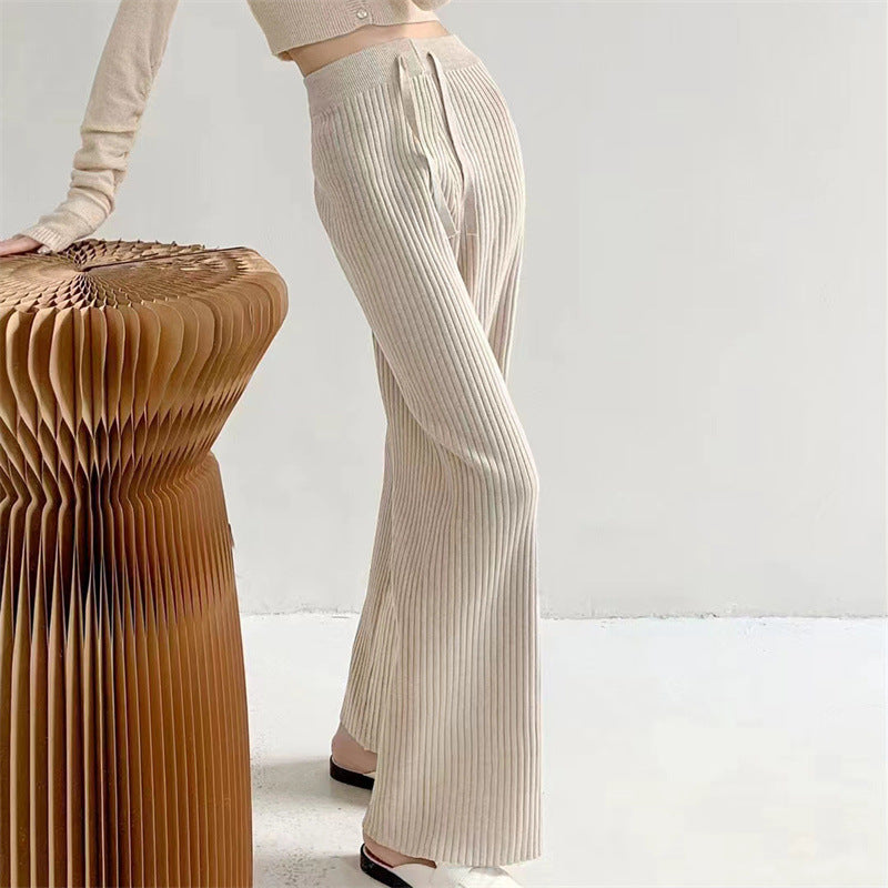 Dame indpaknings sweater med elegant ribstrikket design og V-hals Stilla