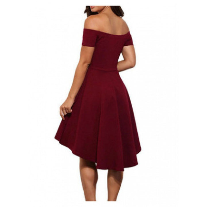 Kvinders romantiske off-shoulder kjole med asymmetrisk kant og tætsiddende design Stilla