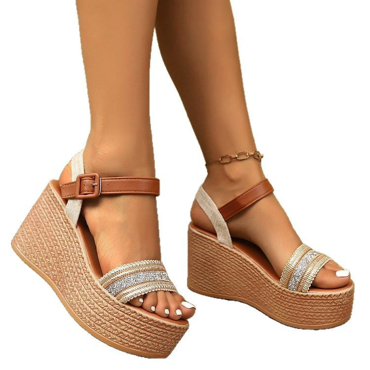 Dame Wedge-sandaler med moderne remdesign og glitrende accenter Stilla