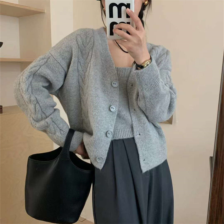 Kvinders cardigan i kabelstrikdesign med knaplukning og elegant pasform Stilla