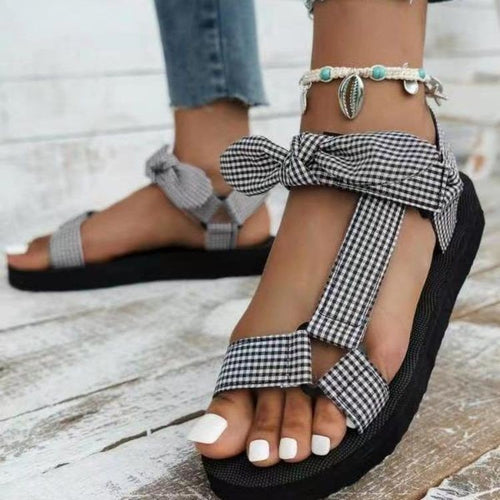 Dame Wedge-sandaler med farverigt remdesign og stilfulde bånd Stilla