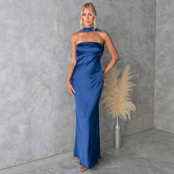 Damer Elegant Aftenkjole med Off-Shoulder Design og Glitrende Satin