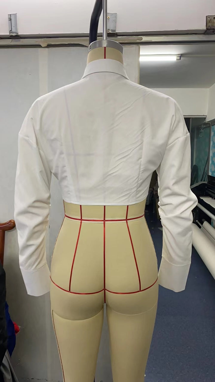 Dame mode bluse med elegant figursyet snit og klassisk krave Skovae