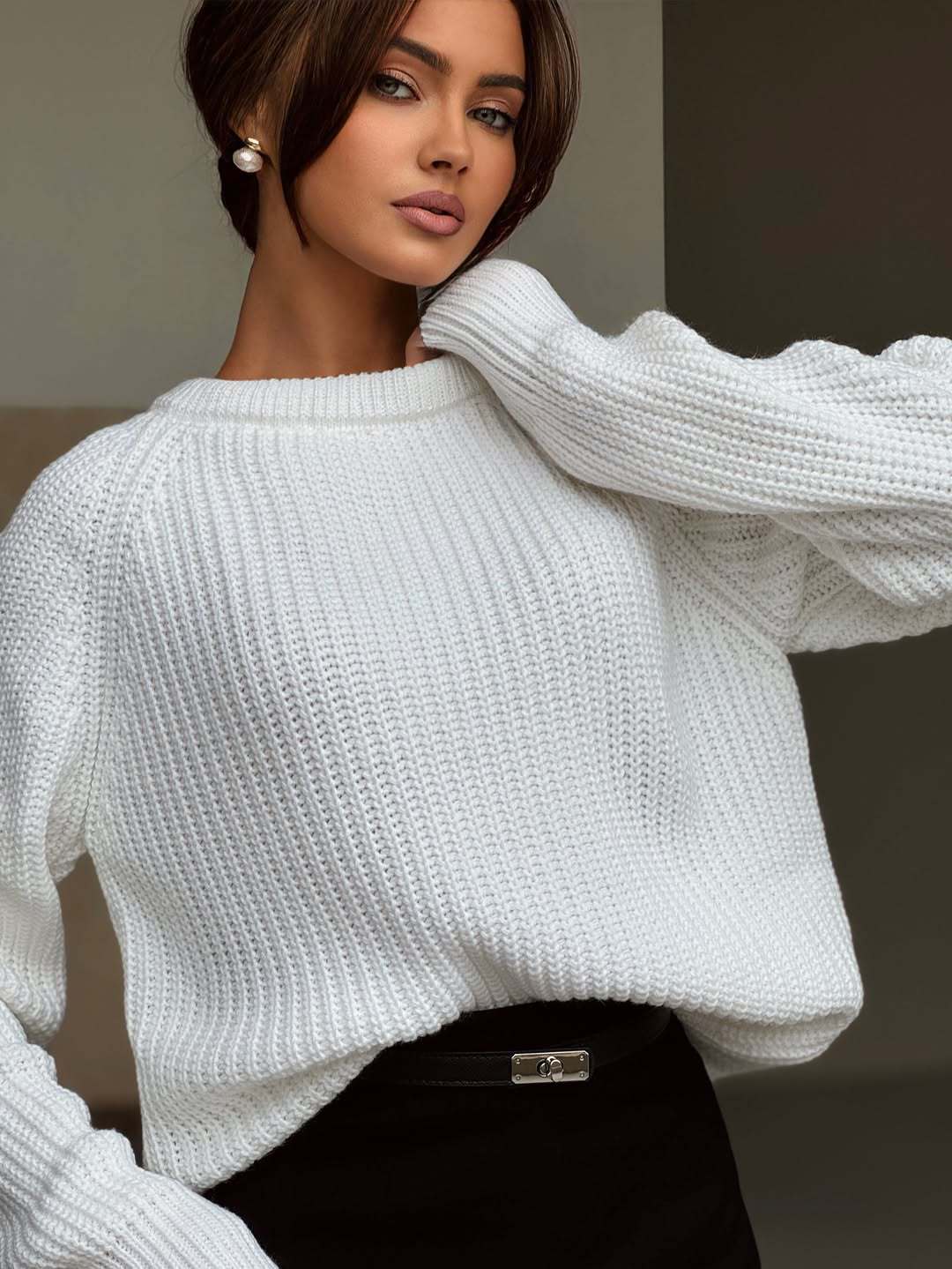 Kvindernes strikkede sweater med elegante ærmekanter Stilla