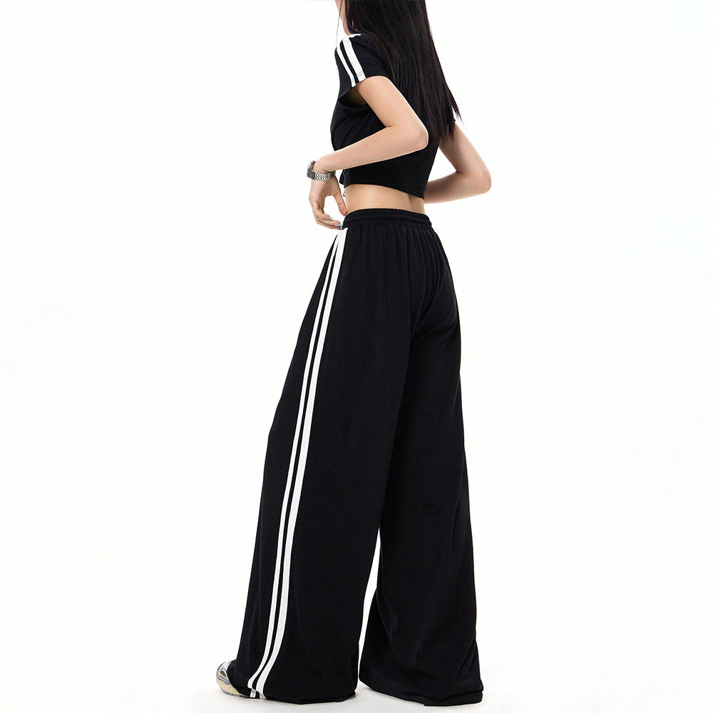 Kvindernes sporty sæt lavet af crop top og bredt skårne bukser med slidser detaljer Stilla