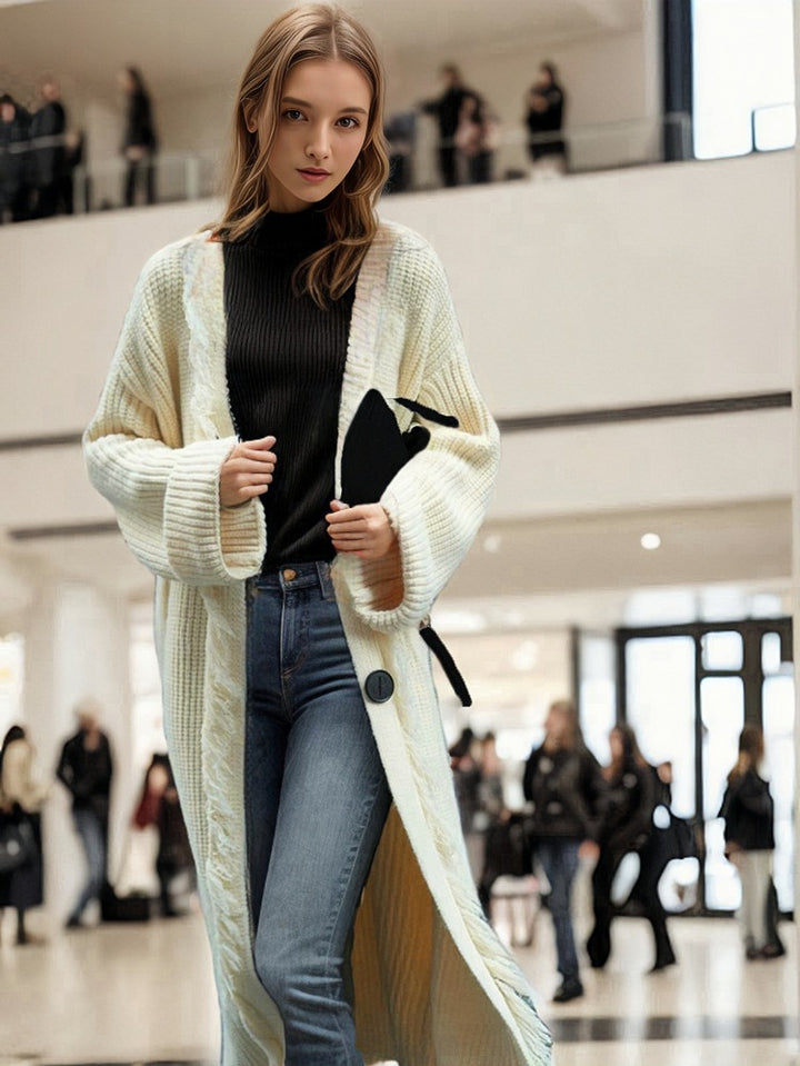 Kvinders chunky strik cardigan med frynse detaljer og stor knap pynt.