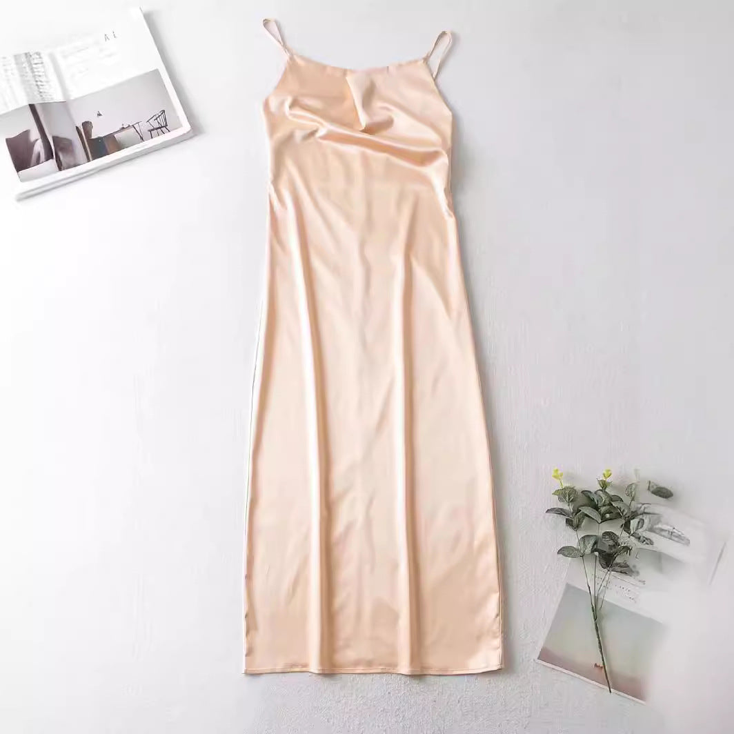 Dame satin midi kjole med forførende V-udskæring og spaghettistropper Stilla