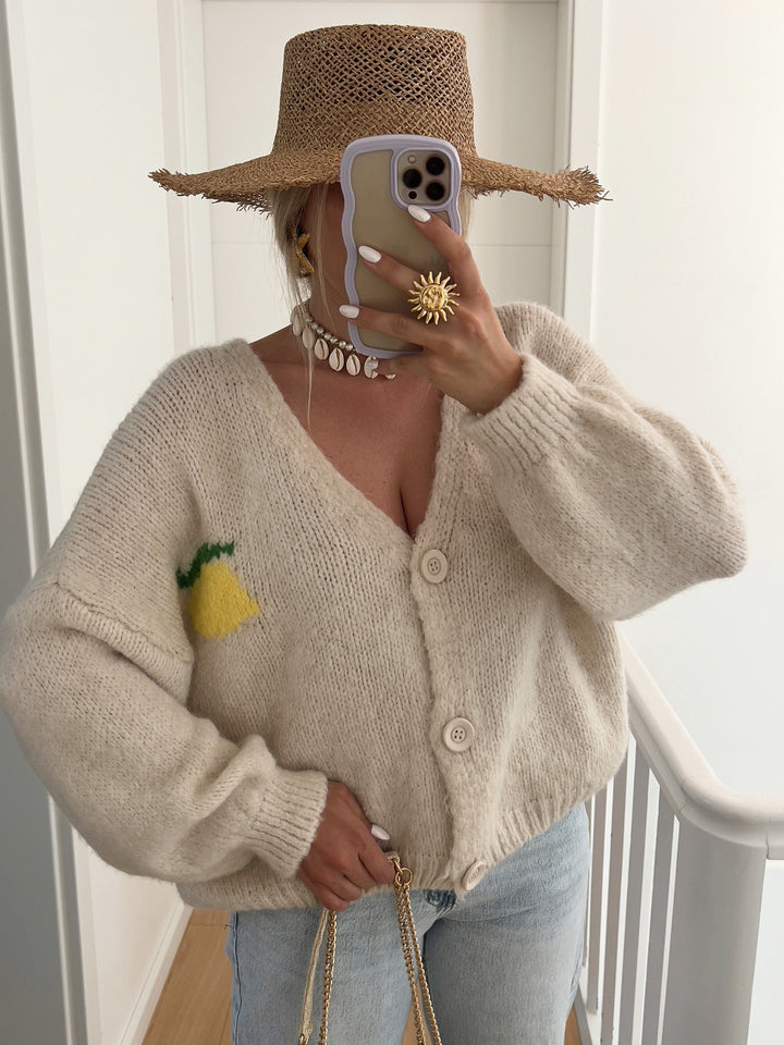 Dame strikjakke med muntert citrondesign og oversized snit Stilla