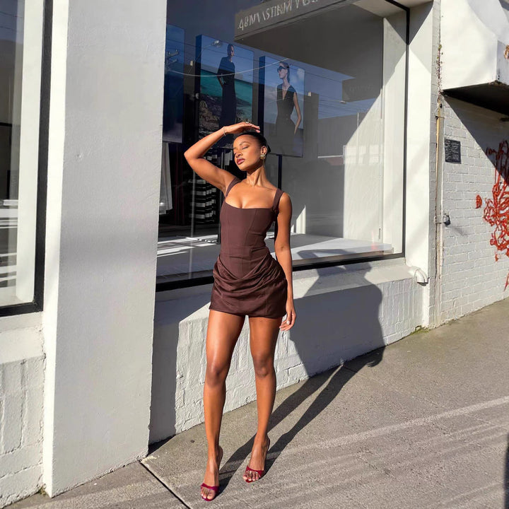 Dame Minikjole med elegant drapering og struktureret silhuet Skovae