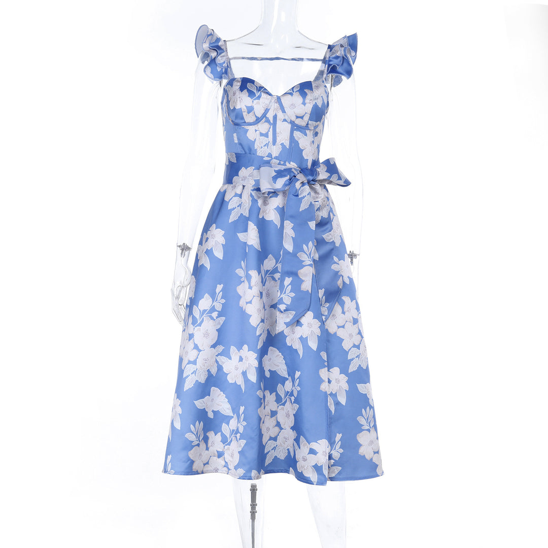Dame blomsterkjole med elegante ruffledetaljer og figursyet snit Skovae