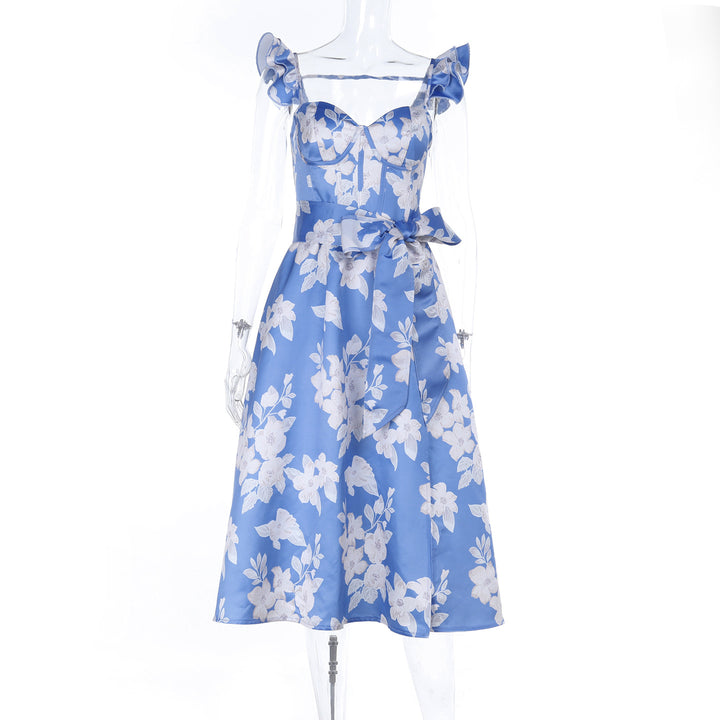 Dame blomsterkjole med elegante ruffledetaljer og figursyet snit Skovae